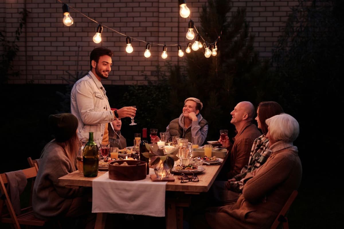 Tonnelle Night Box de 18 m² éclairée aux phares UV pendant une soirée