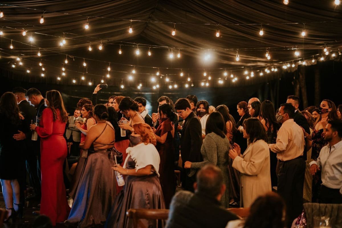 Grande installation Night Box de 72 m² : foule en soirée sous les jeux de lumière