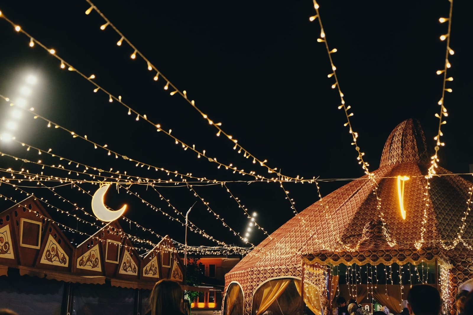 Tonnelles Night Box éclairées la nuit pendant une soirée en extérieur