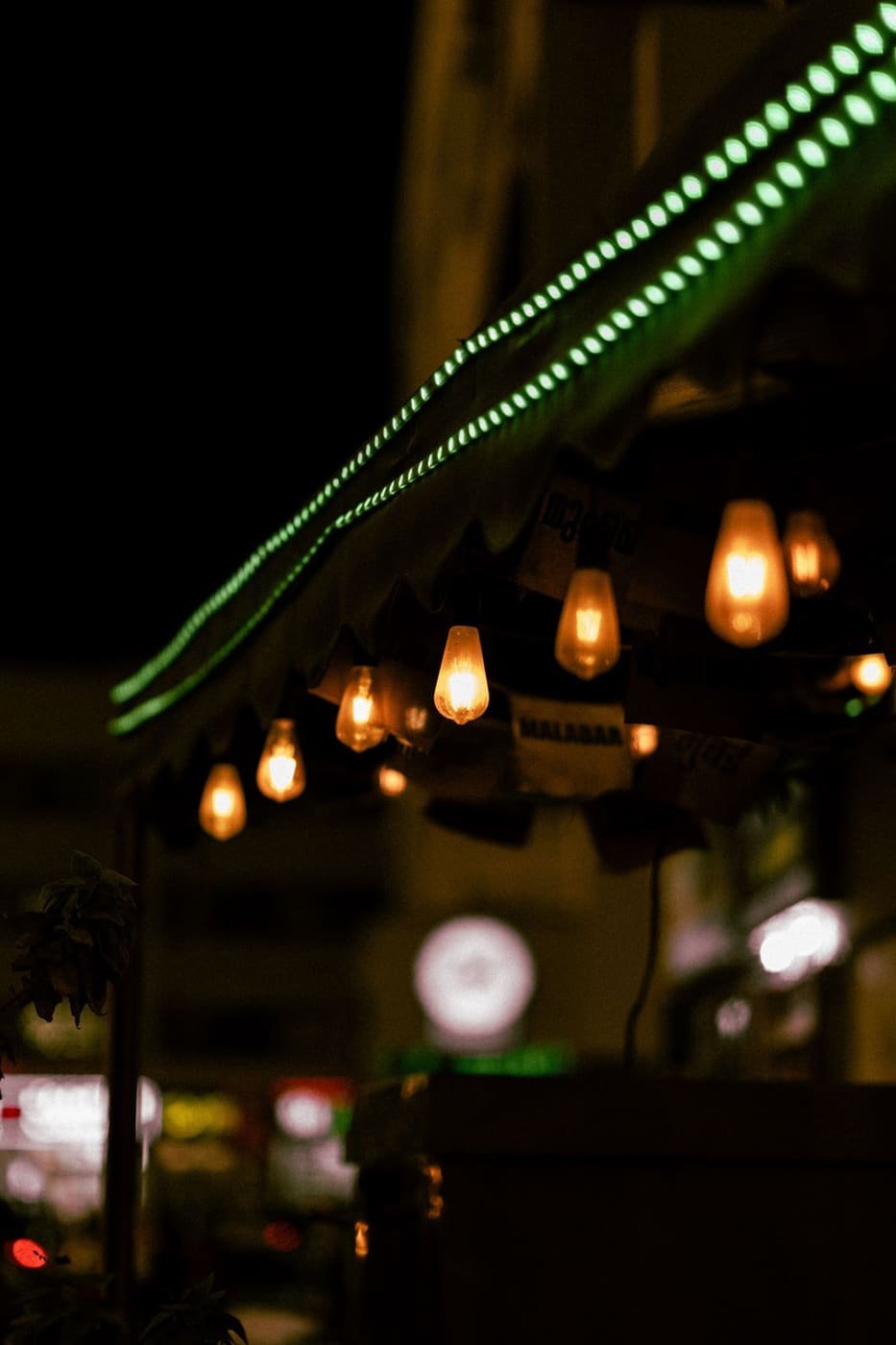 Guirlandes d’ampoules suspendues au plafond d’une tonnelle, la nuit