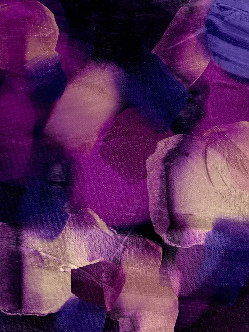 Ambiance UV : lumière mauve et silhouettes dans la pénombre d’une tonnelle