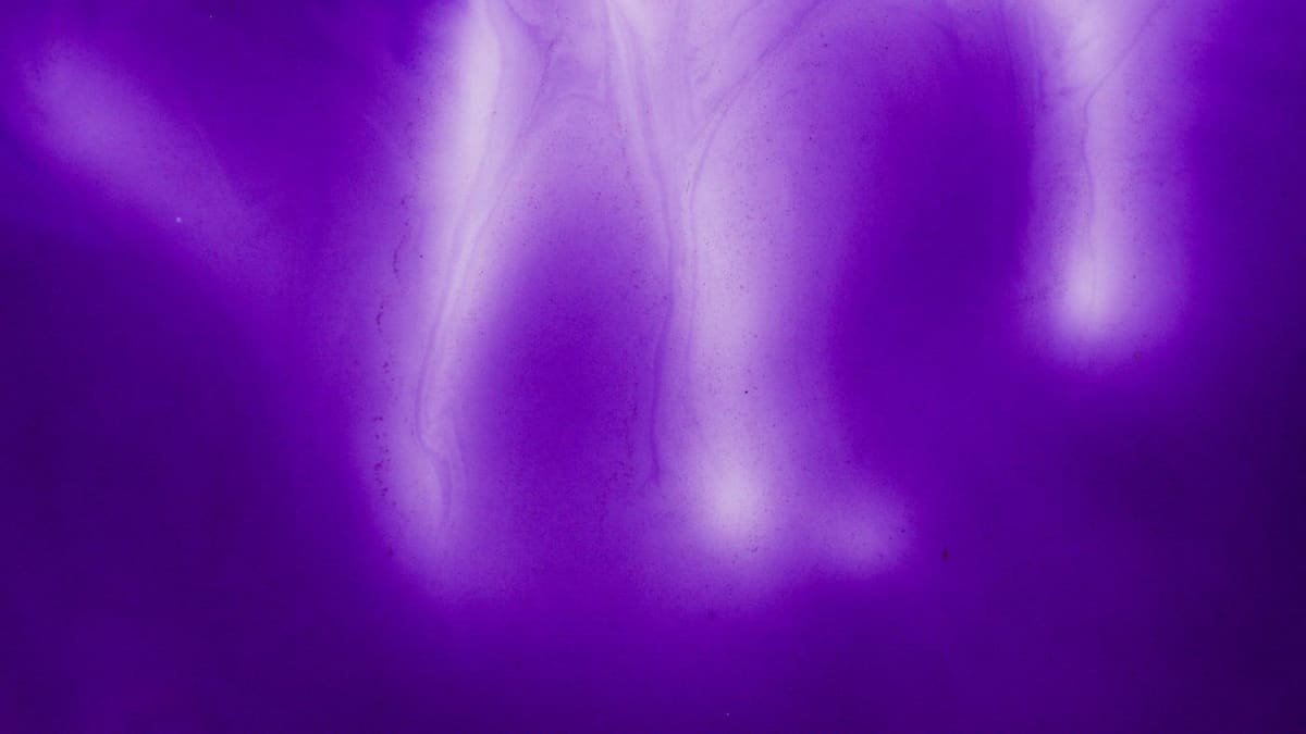 Éclairage UV : toile de tonnelle baignée d’une lumière mauve
